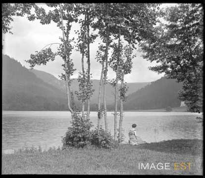 Femme au bord du lac de Longemer (Xonrupt-Longemer)